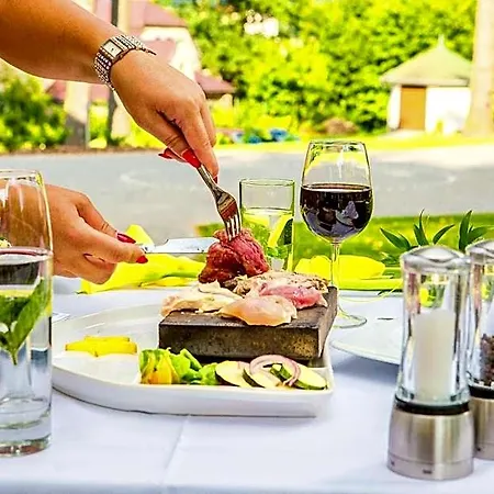 Manor House Hotel 3*