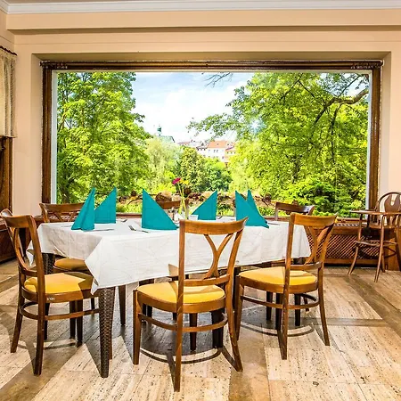 Manor House 3*
